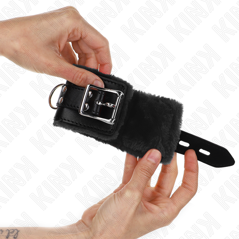 KINK - BRACELET REMBOURRÉ DE FOURRURE NOIRE AVEC CEINTURE NOIRE RÉGLABLE 17-29 CM X 6 CM