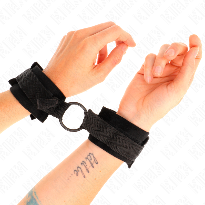 KINK - MANCHETTES EN FOURRURE POUR DÉBUTANTS 25 CM AVEC O-RING 4 CM NOIR AJUSTABLE 15-25 CM
