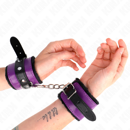 KINK - REPOSE-POIGNET DOUBLÉ DE FOURRURE NOIRE PREMIUM AVEC CEINTURE RÉGLABLE VIOLET/NOIR 17-29 CM X 6 CM