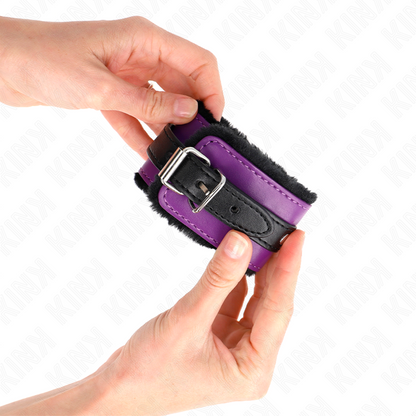 KINK - REPOSE-POIGNET DOUBLÉ DE FOURRURE NOIRE PREMIUM AVEC CEINTURE RÉGLABLE VIOLET/NOIR 17-29 CM X 6 CM
